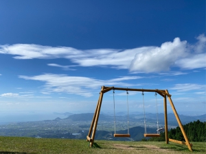 標高920mに“天空のブランコ”誕生！　「雲辺寺山頂公園」