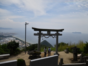 【高屋神社】絶景スポット「天空の鳥居」に御朱印・御守・おみくじ！そしてイリコ！驚きの「自販機」登場！