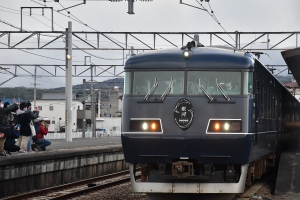 昨日は撮り鉄デー♪四国初上陸「WEST EXPRESS銀河」無事出発。　※年末年始空室あります