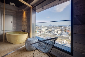 「リビングスイート君子香」テラスから讃岐富士の眺望を楽しむ温泉露天風呂付き和洋室