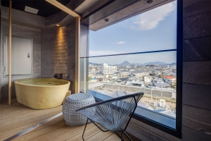 モダンな設えと讃岐富士の眺望を楽しむ露天風呂付き客室　リビングスイート「君子香」