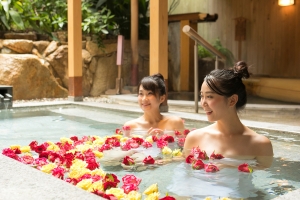 【花すみか・女性露天風呂】バラの花を浮かべた露天風呂に浸かって優雅な時間♪