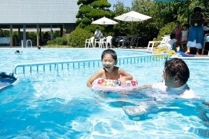 🌻【7月12日（土）空室あり】夏は紅梅亭で決まり♪「こどもプール」もあるガーデンプールで家族の思い出づくりを！