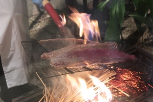🎣【夏の風物詩】紅梅亭ディナーブッフェで“かつおの解体ショー”開催中！🔥