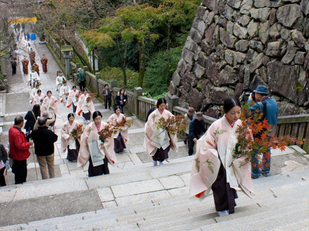 紅葉で染まる象頭山を背景に「紅葉祭」