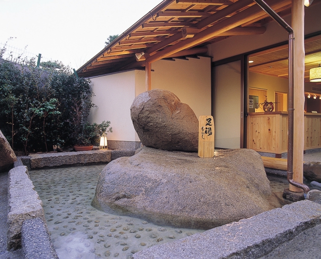 【館内メンテナンス】1階庭園風呂「花てらす」足湯　改修工事のお知らせ