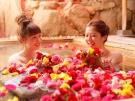 【花すみか・女性露天風呂】バラの花を浮かべた露天風呂に浸かって優雅な時間♪