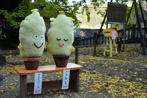 【香川の紅葉スポット】岩部八幡神社★樹齢700年、400年超の2本の大銀杏が間もなく見頃♪