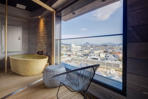 絶景×温泉×上質空間で心ほどける旅へ 紅梅亭「リビングスイート君子香」