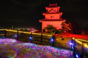 幻想的な夜の丸亀城へ―― 【丸亀城キャッスルロード Reborn】開催中|紅梅亭から約25分